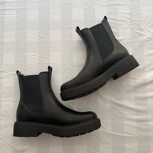 Black Women's Chelsea Boots